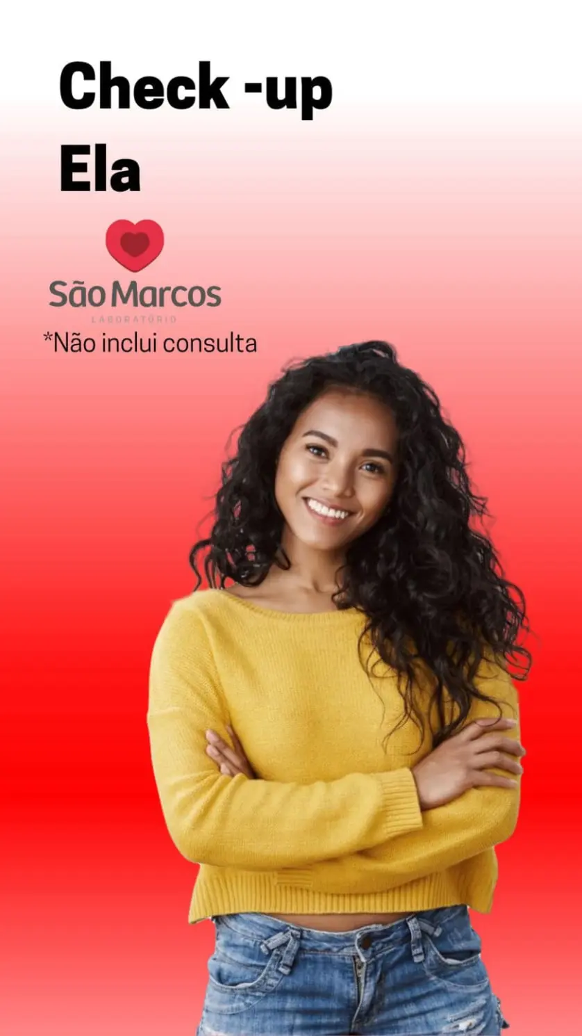 Mulher com os braços cruzados sorrindo