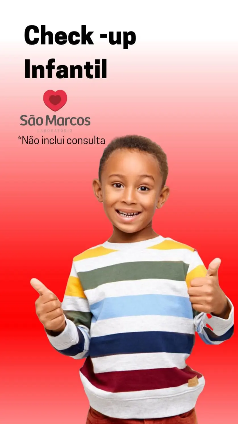 Uma criança sorrindo e fazendo sinal de jóia