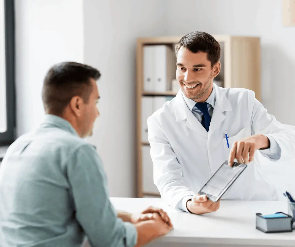 Médico mostrando prancheta para paciente
