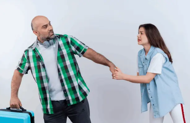 Mulher puxando um homem para não deixá-lo ir embora